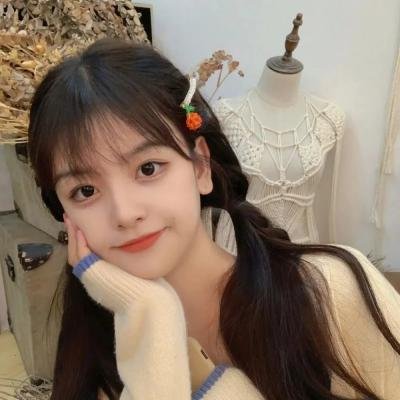随盲柳入眠的女人